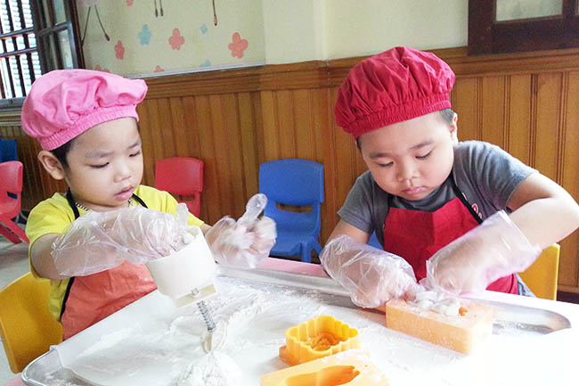 be-lam-banh-trung-thu