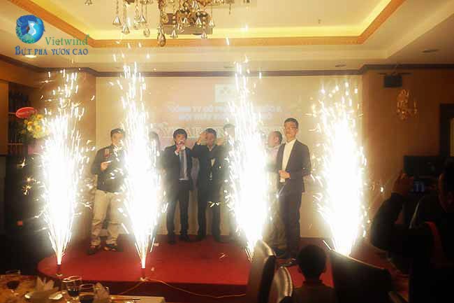 to-chuc-su-kien-khong-gian-mo-khai-tiec