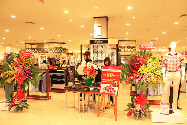 trang-tri-cua-hang-khai-truong-vietwind