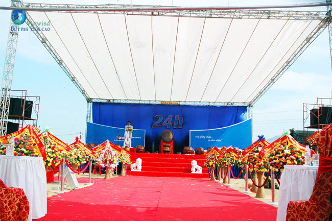 san-khau-trong-to-chuc-su-kien-sap-xep